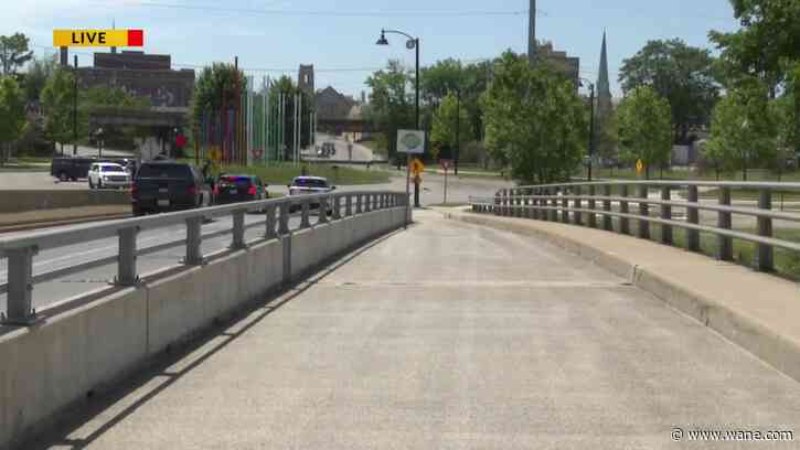 Fort Wayne Police investigating at Superior Circle roundabout