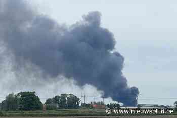 Zware brand bij bedrijf in Ieper zorgt voor grote rookpluim