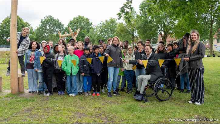 Almere - Schoolplein in Almere-Buiten stuk 'groener' gemaakt