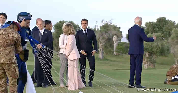 G7, i leader seguono l’esibizione dell’esercito ma Biden si “distrae” e va nella direzione opposta: Meloni lo recupera così