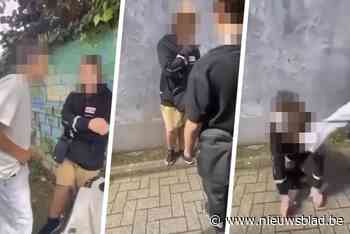 Schokkende video toont hoe minderjarige op knieën wordt gedwongen en dan harde trap in gezicht krijgt