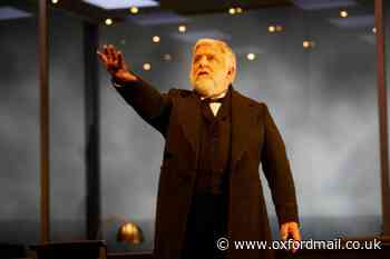 Simon Russell Beale receives Somerville College fellowship