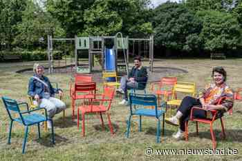 Kleurrijke stoeltjes op elf plaatsen in de stad