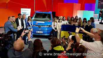 VW spendet 10 Multivans für Schülertransport in der Ukraine