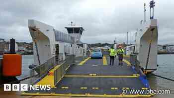 Chain ferry resumes ahead of yacht race