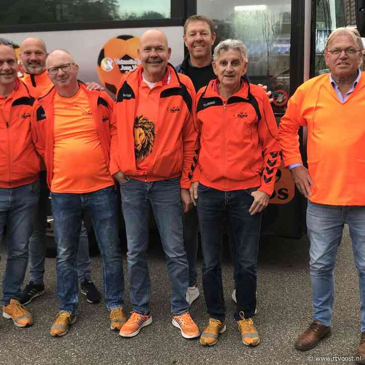 Heeren van Oranje uit Borne met zelfgemaakt oranjelied richting Duitsland