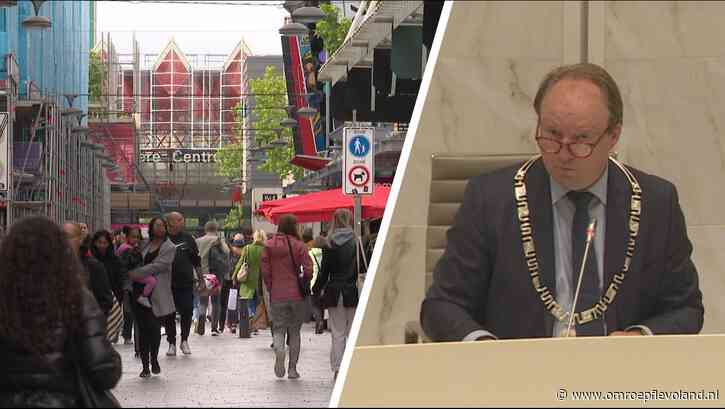 Almere - Jongerenoverlast in centrum Almere, burgemeester sluit samenscholingsverbod niet uit