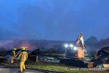 Grote brand op Brucargo volledig geblust: “Loods ligt helemaal plat”