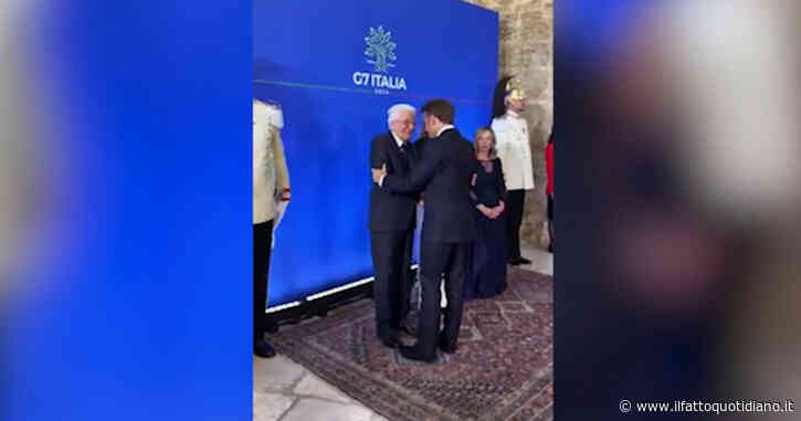 G7, il gelo tra Meloni e Macron alla cena al Castello Svevo: lui fa il baciamano, lei accenna un sorriso tirato