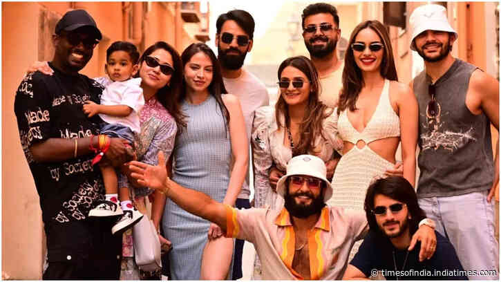 PIC: Ranveer poses with Atlee in Italy