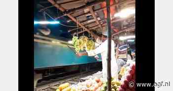 Fruitverkoper beschermt druiven met mes tegen stelende treinreizigers