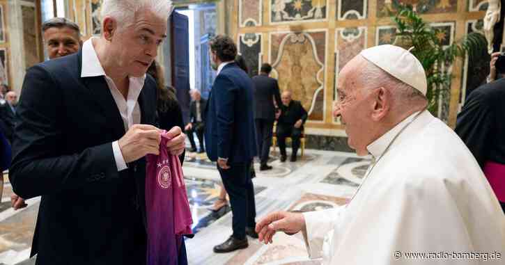 Komiker Mittermeier schenkt Papst pinkes DFB-Trikot