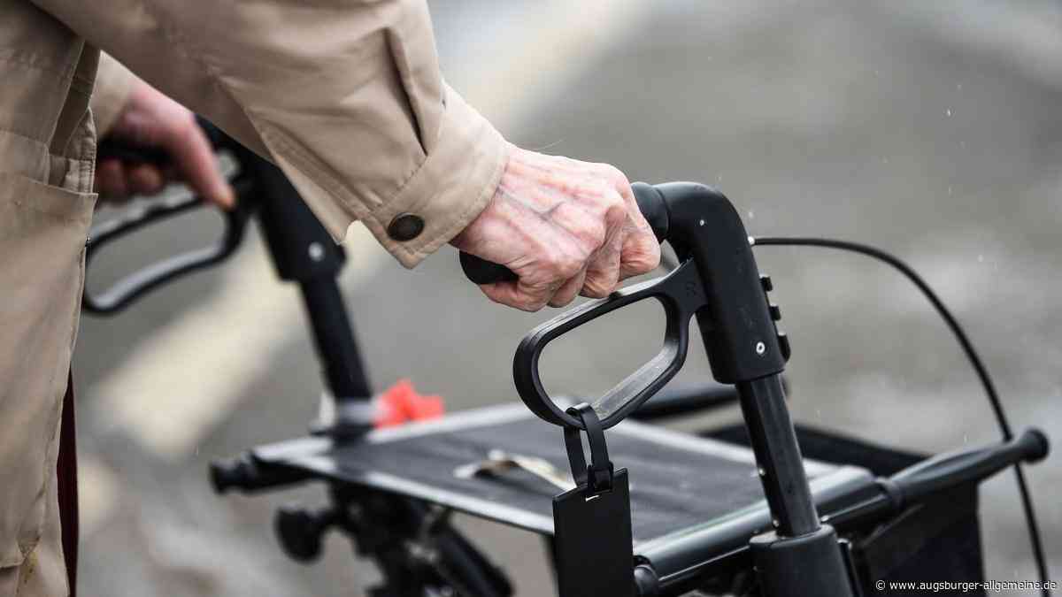 Alkoholisierter Radler (70) prallt in 88-Jährigen mit Rollator