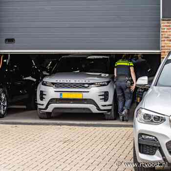 112 Nieuws: Politie doet opnieuw inval bij autobedrijf in Deventer, mogelijk beslag op voorraad luxe auto's