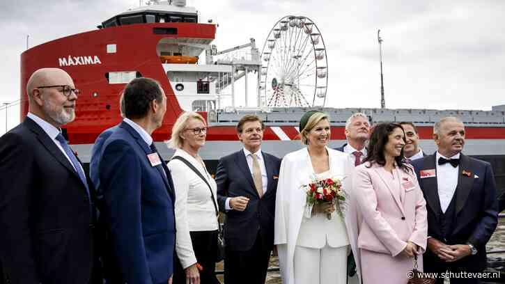 Met een druk op de knop doopt de koningin Wagenborg-schepen Máxima en Alexia