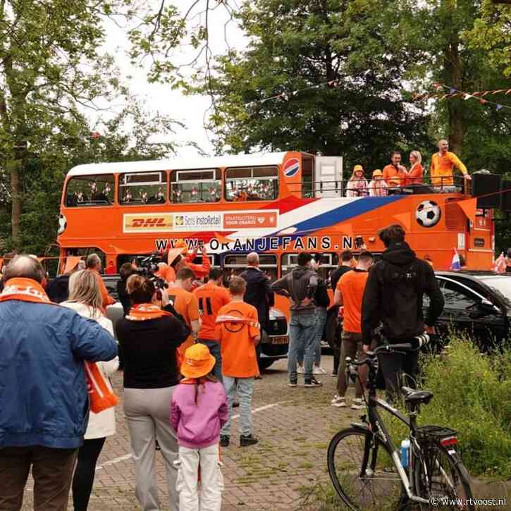 Hardenberg zwaait Oranjeparade uit, tientallen fans op weg naar Hamburg