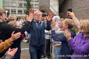 Leerlingen Campus Het Spoor vormen erehaag voor afscheidnemende leerkracht techniek