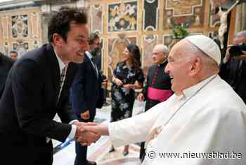 Het is maar om te lachen: paus ontvangt ruim honderd comedians in Vaticaan