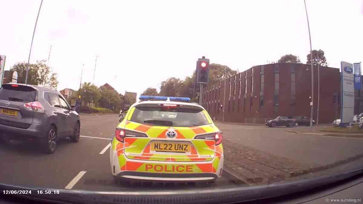 Video: Door rood rijden met een politieauto achter je