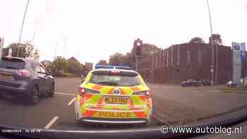 Video: Door rood rijden met een politieauto achter je