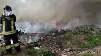 Due incendi in 12 ore: bruciano rifiuti vicino al campo nomadi