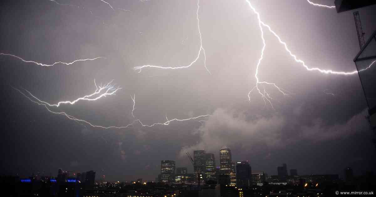 UK weather: Horror weather maps show Brits face monster 460-mile nine-hour thunderstorm