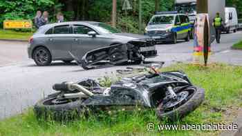 Motorradfahrer wird bei Auto-Unfall in Grünstreifen geschleudert