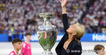 Beckenbauer-Witwe trägt Pokal ins Stadion: Fußball-EM emotional eröffnet