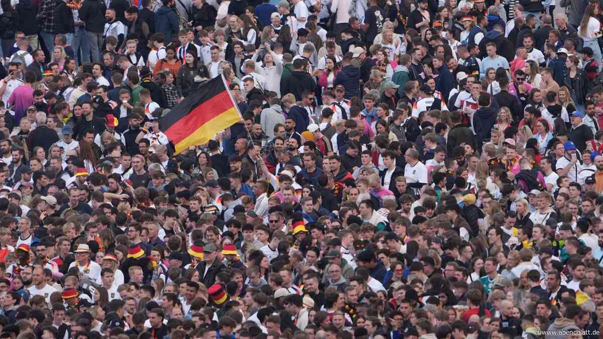 Tausende Fans beim Eröffnungsspiel auf dem Heiligengeistfeld