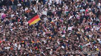 Tausende Fans beim Eröffnungsspiel auf dem Heiligengeistfeld