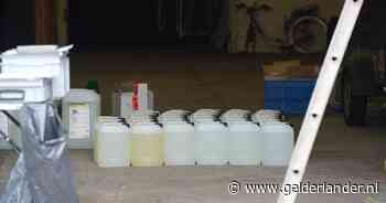 Politie doet inval in loods: 560 liter amfetamineolie gevonden in jerrycans, uil en hond opgehaald