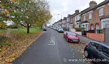 Plumstead: Car damaged in shooting as police appeal for witnesses