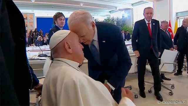 Biden apoya su frente sobre la del papa al encontrase en la cumbre del G7