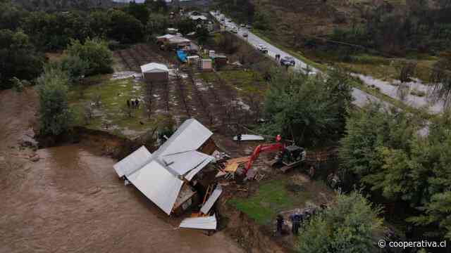 Casa que quedó colgando tras las lluvias en Quillón fue destruida
