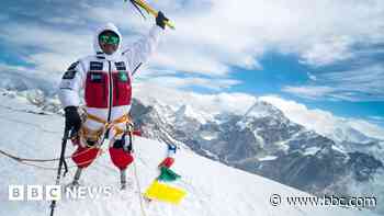 Double leg amputee gets MBE after Everest summit
