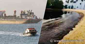 Stranden in Singapore kleuren pikzwart na ongeluk met Nederlands schip Vox Maxima