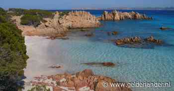 Verontwaardiging rond populair ‘roze’ strand op Sardinië: influencer loopt eroverheen en dat mag écht niet