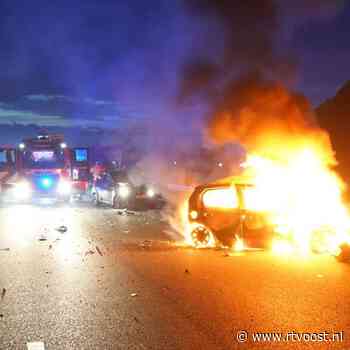 112 nieuws: Auto vliegt in brand na ongeval op snelweg, hond komt om