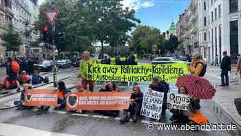 Klimaaktivisten blockieren Straße im Schanzenviertel