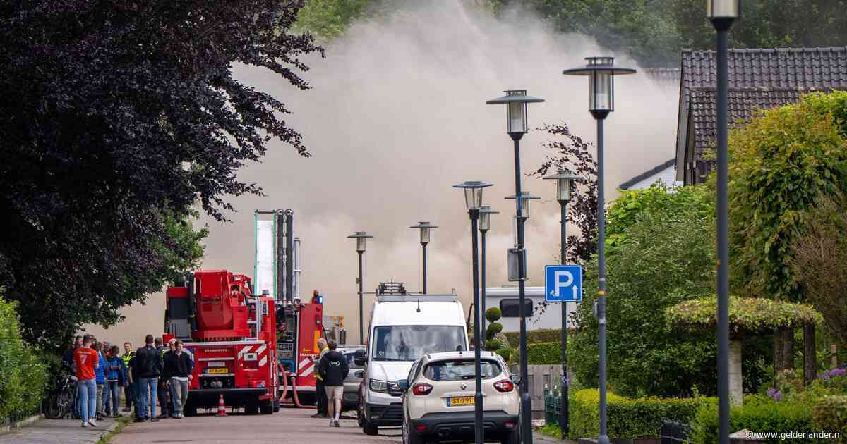 Grote brand in woning in Nieuw-Dijk, vuur nog niet onder controle