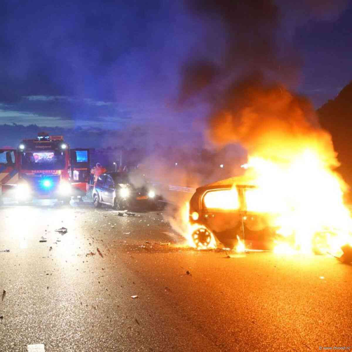112 nieuws: Auto vliegt in brand na ongeval op snelweg, hond overleden