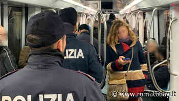 Furti a raffica nelle metro di Roma, la polizia arresta tre persone