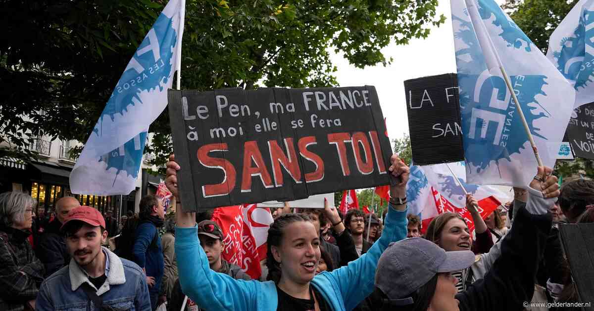 Tienduizenden Fransen demonstreren tegen radicaal-rechtse partij Le Pen