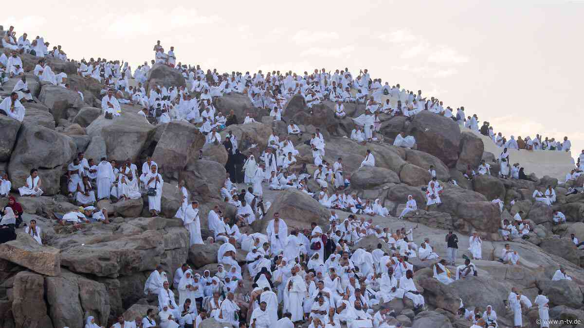 "Mein Schirm rettet mich hier": 1,5 Millionen Muslime erklimmen Berg Arafat bei brütender Hitze