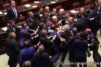 Politici gaan op de vuist tijdens discussie in het Italiaanse parlement