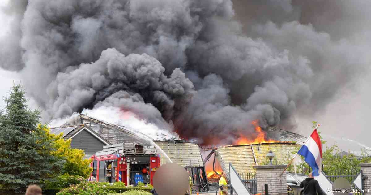 Zeer grote brand in loods in Buren: ‘Blijf uit de rook en sluit ramen en deuren’