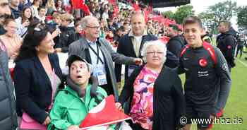 Barsinghausen: Türkei-Mannschaft ehrt erkrankten Hakan Bicici - 3000 Fans dabei