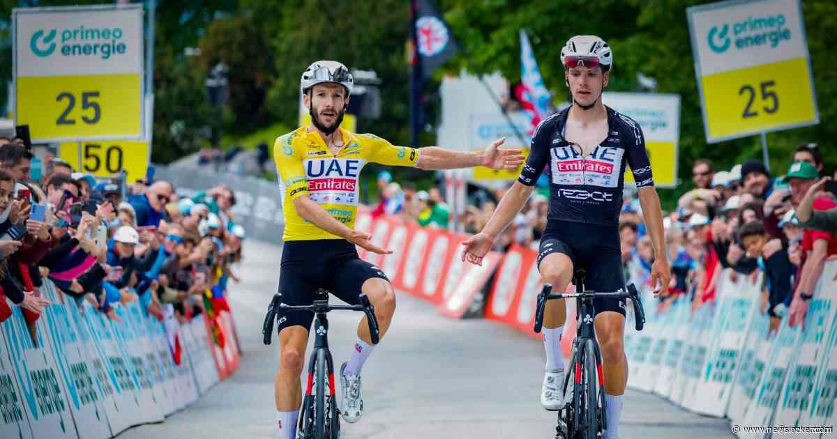 Bijzondere finishfoto in Ronde van Zwitserland: João Almeida gunt leider Adam Yates de zege