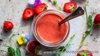 Blitz-Rezept für das perfekte Sommer-Salatdressing: Erdbeer-Vinaigrette mit grünem Pfeffer