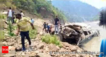 14 die as tourist vehicle falls into Uttarakhand river